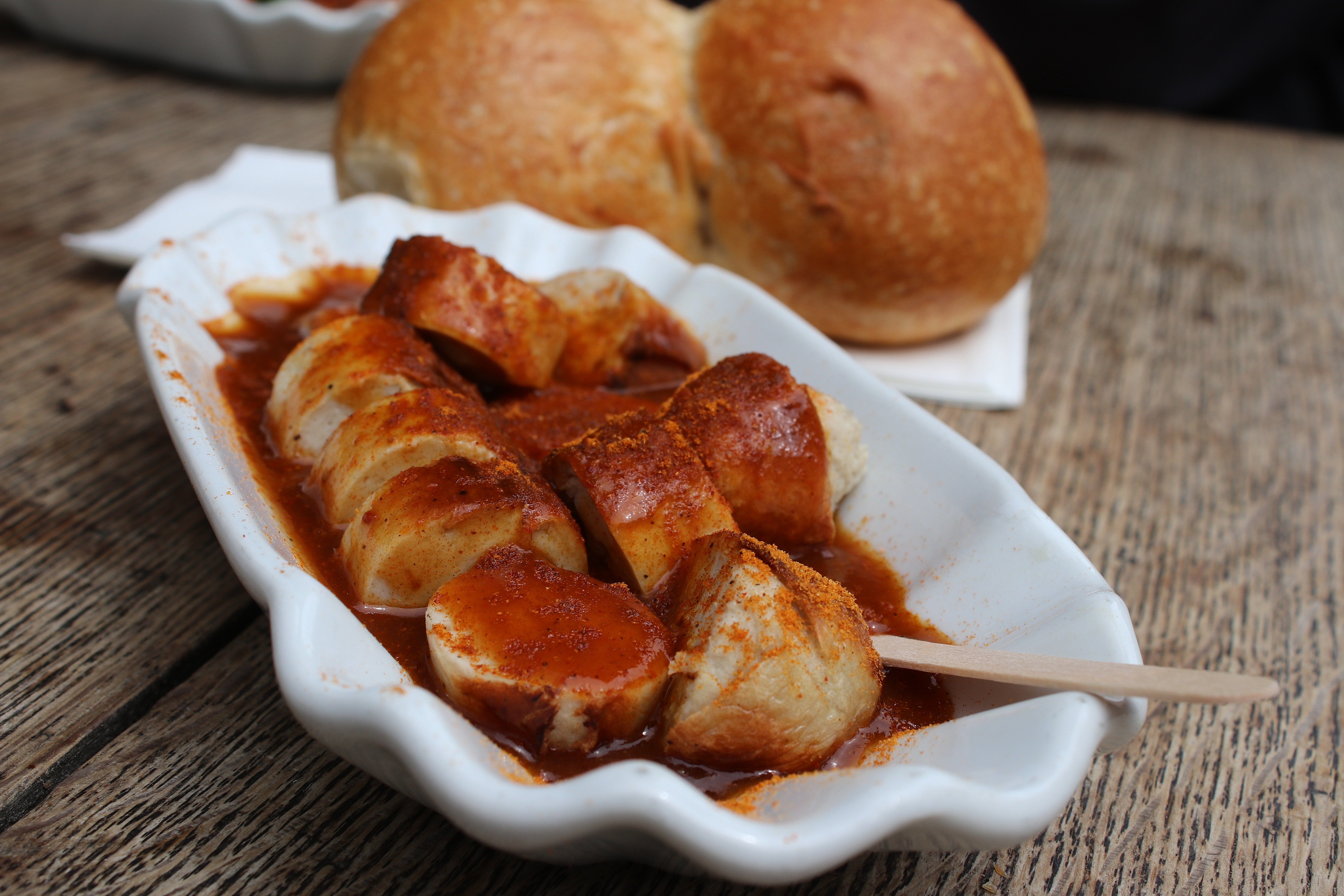 Currywurst mit Brötchen